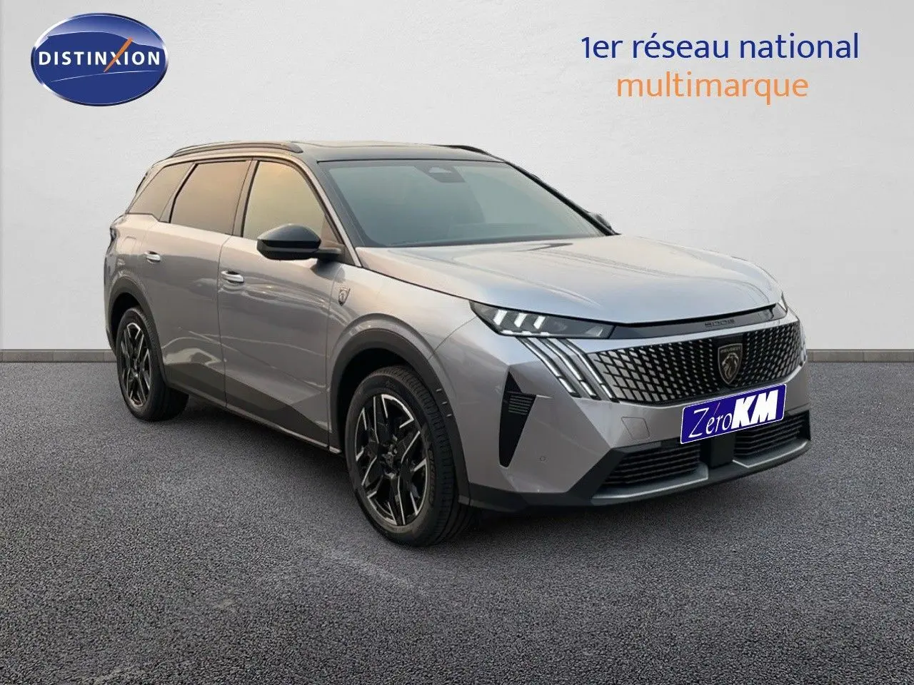 Peugeot 5008 Hybrid gris Artense métal avec toit noir, vue 3/4 avant mettant en valeur sa calandre distinctive.