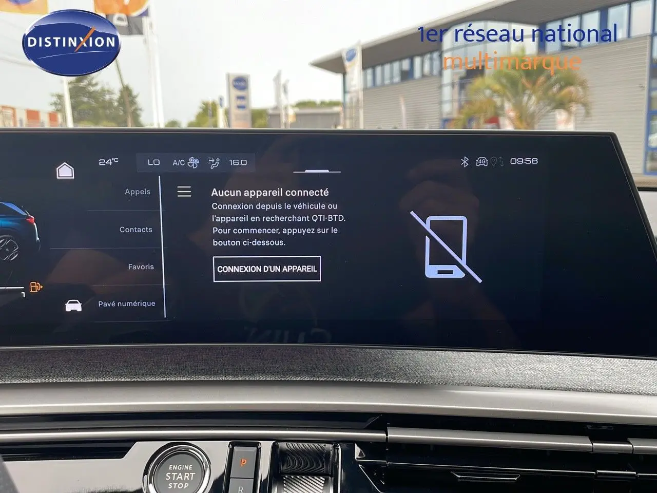 Écran tactile central du tableau de bord du Peugeot 5008 Hybrid 2025 avec interface de connexion Bluetooth visible.