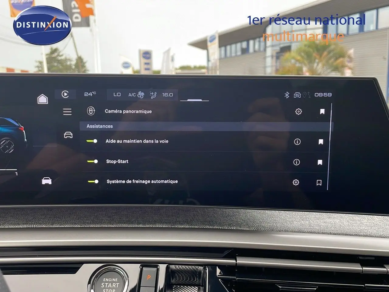 Écran central tactile du Peugeot 5008 Hybrid 136ch GT 2025 affichant les aides à la conduite en intérieur.