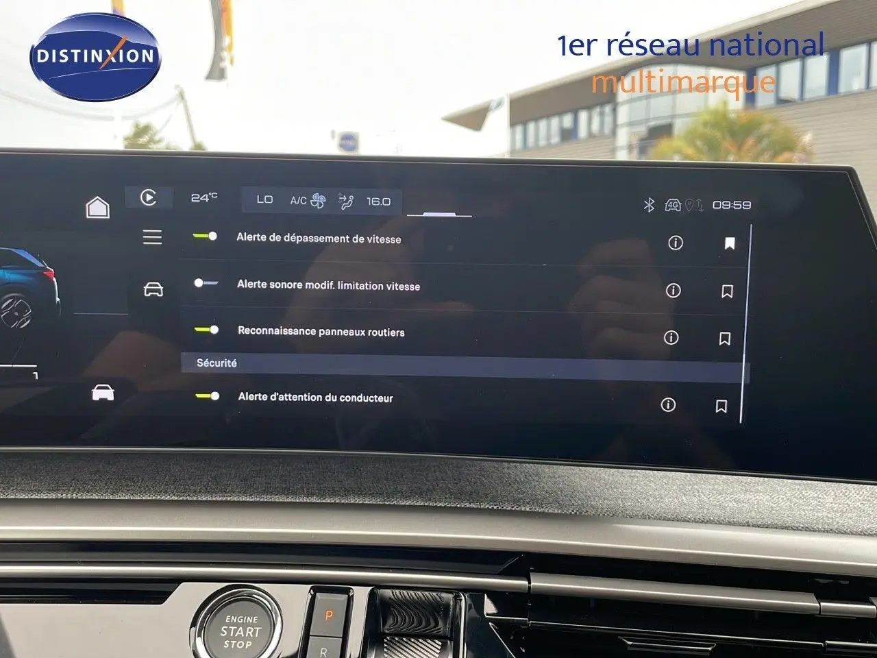 Écran tactile du tableau de bord du Peugeot 5008 Hybrid 136ch GT montrant les alertes de sécurité et climatisation.