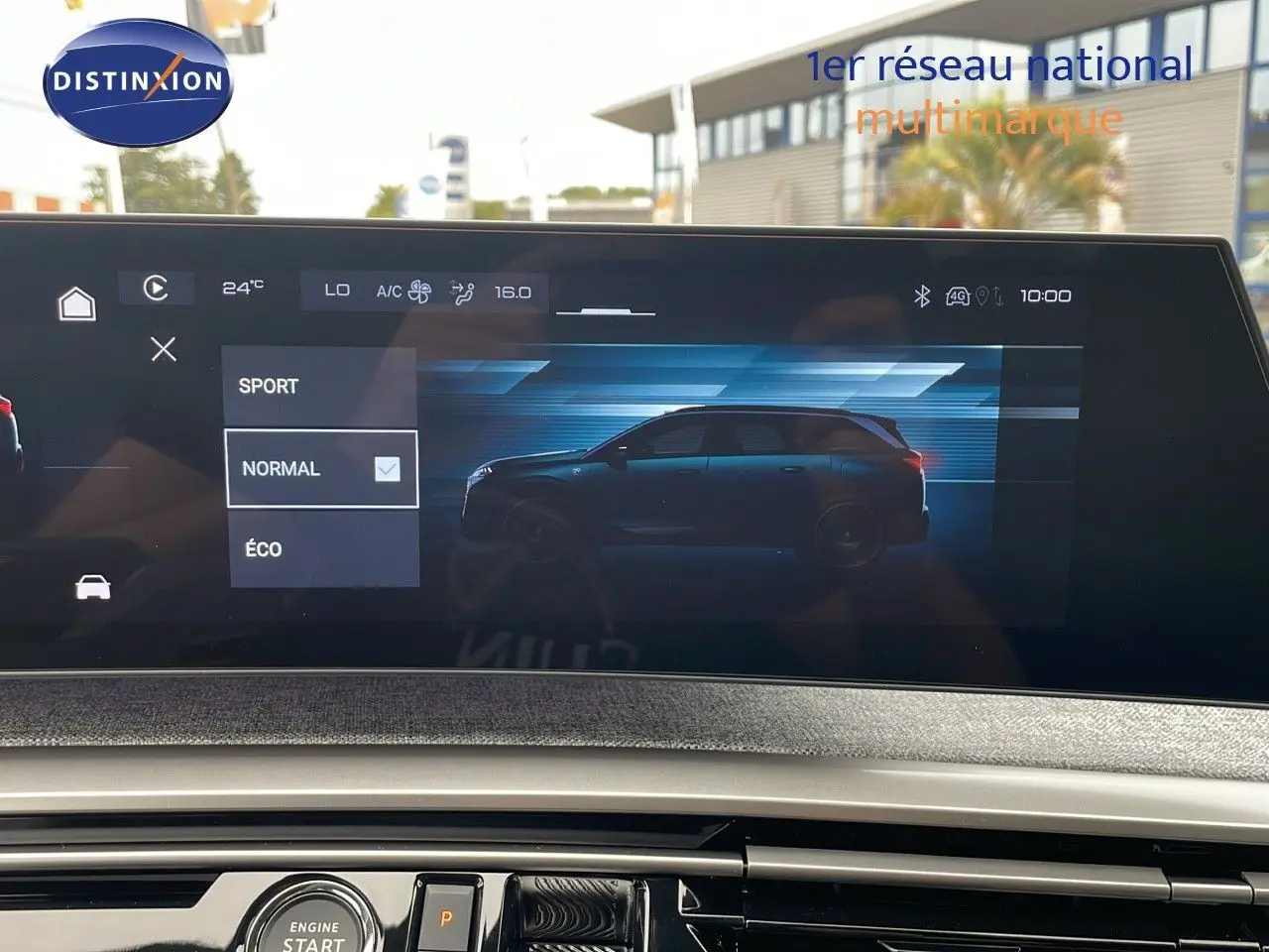 Écran tactile intérieur affichant le mode de conduite avec silhouette latérale du Peugeot 5008 gris artense métal et toit noir.