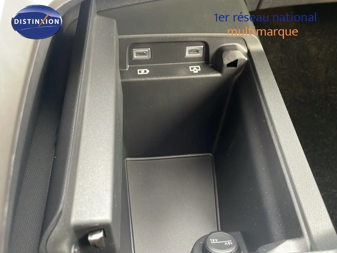 Gros plan sur la console centrale du Peugeot 5008 gris Artense, montrant les ports USB et prise 12V.