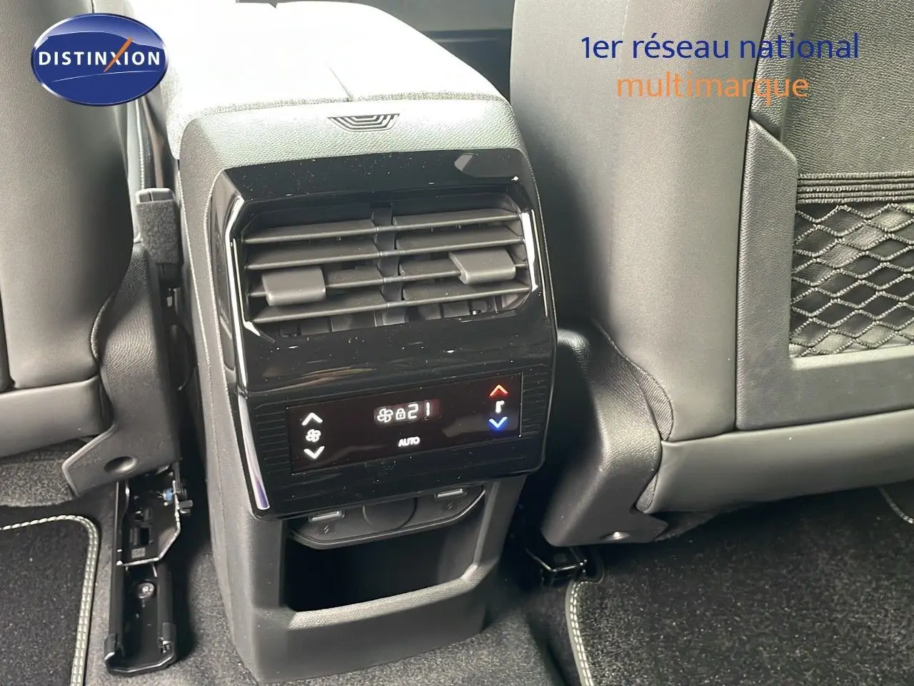 Commande de climatisation arrière avec affichage digital sur Peugeot 5008 gris Artense, vue centrée entre les sièges avant.