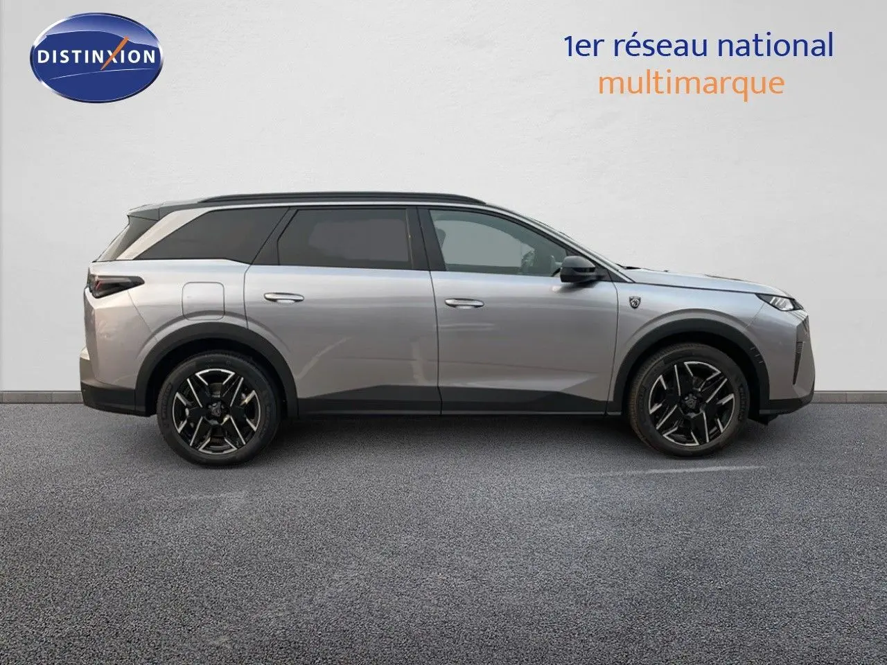 Peugeot 5008 Hybrid 136ch GT 2025 en profil côté gauche, gris Artense métal avec toit noir et jantes noires.