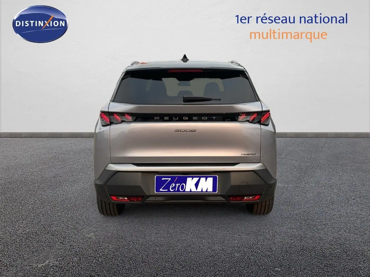 Vue arrière du Peugeot 5008 hybride gris Artense métal avec toit noir, mettant en valeur ses feux LED distinctifs.