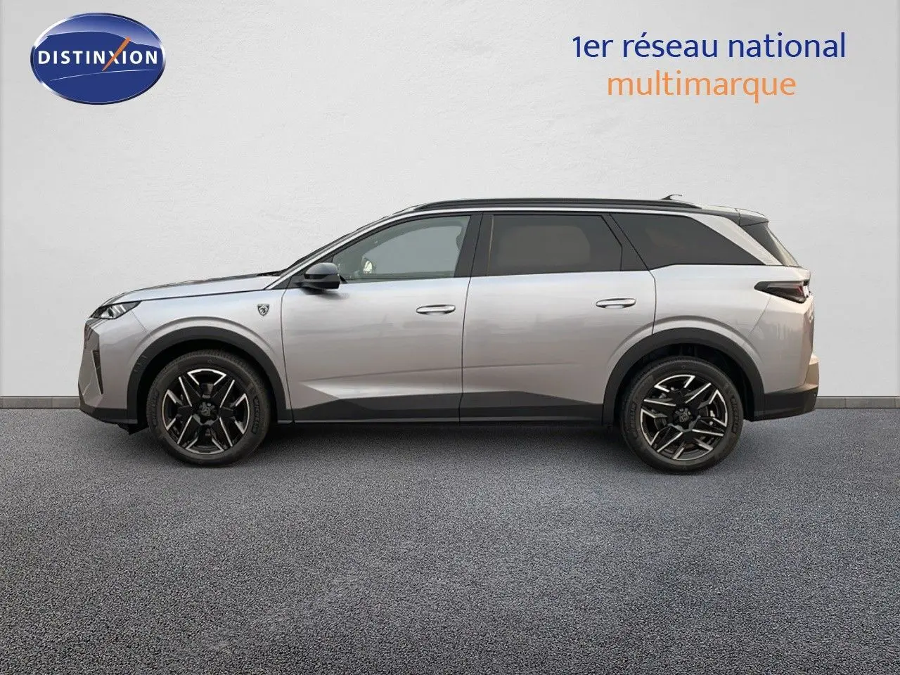 Peugeot 5008 Hybrid gris Artense métal avec toit noir, vue profil côté gauche sur fond neutre.