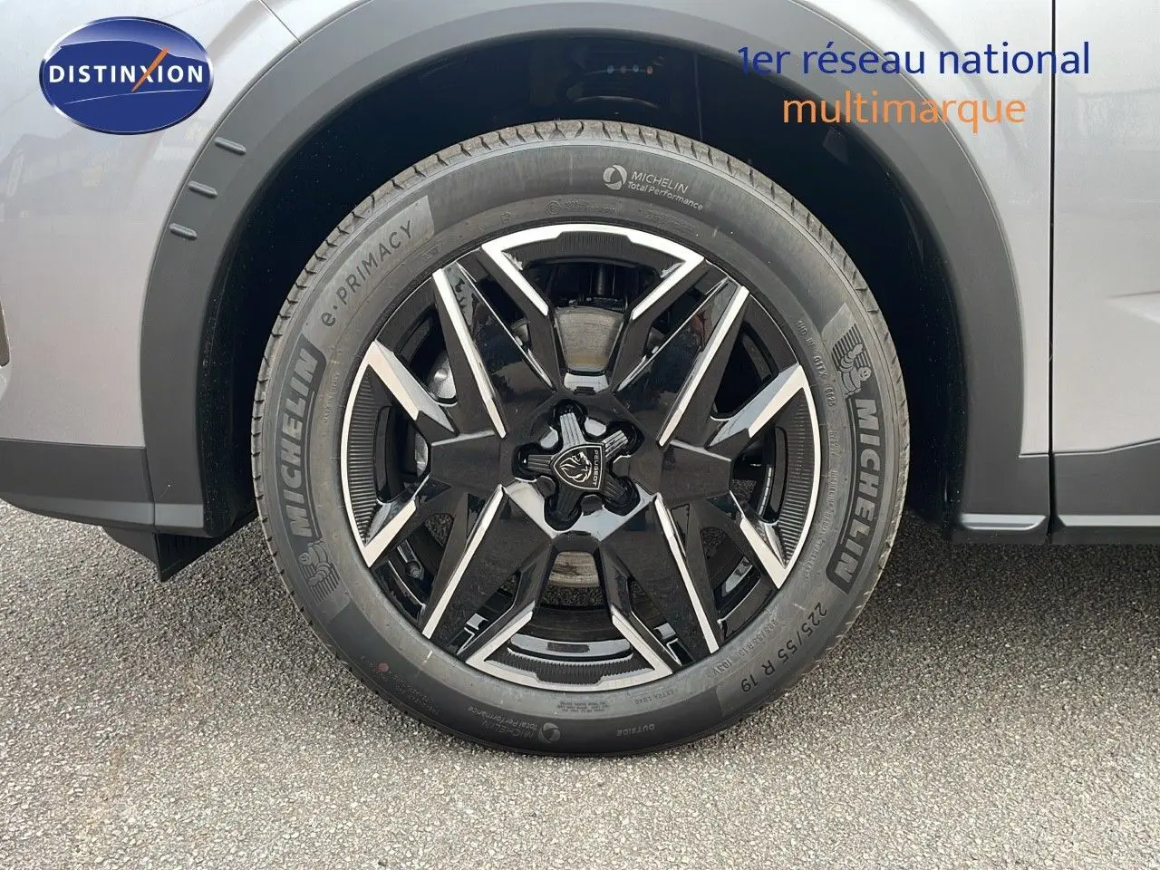 Gros plan sur la roue avant gauche du Peugeot 5008 gris Artense métal avec jante noire et argentée en alliage.