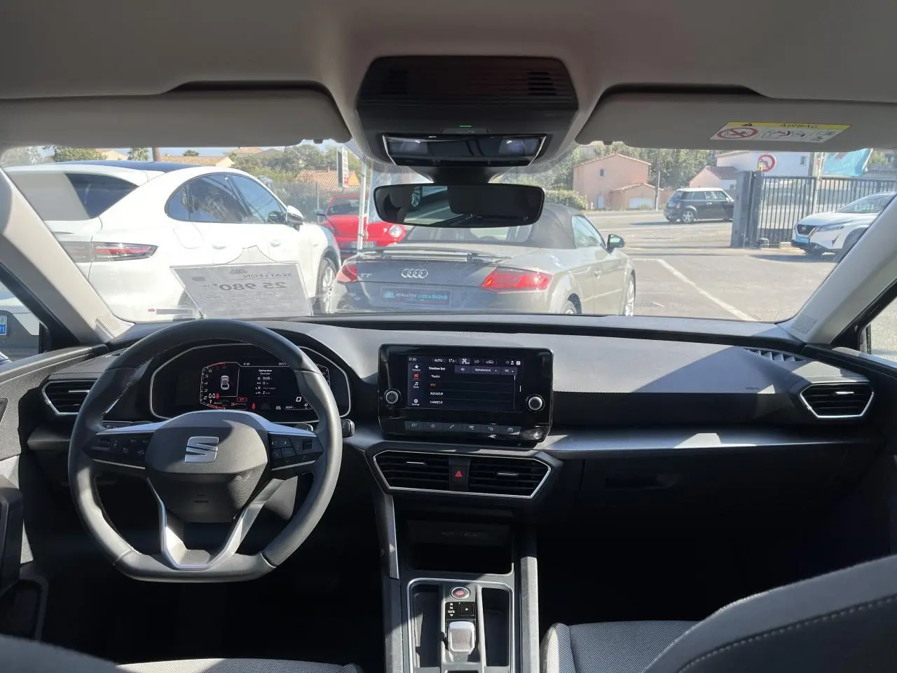 Intérieur de la SEAT LEON IV 1.5 ETSI 150 Speciale Edition 2023, vue frontale du tableau de bord noir avec écran tactile central.