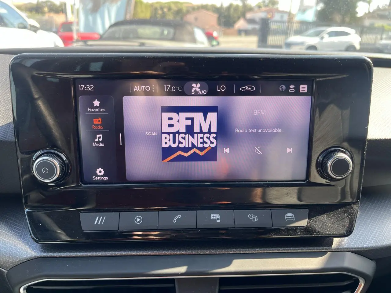 Écran central tactile du tableau de bord du SEAT LEON IV gris Magnetic, affichant la radio BFM Business.