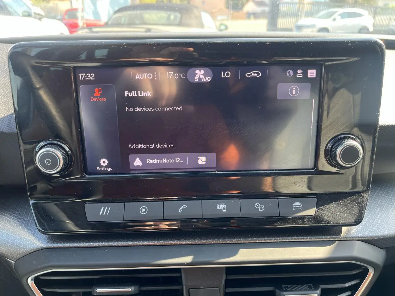 Écran tactile central du tableau de bord du SEAT LEON IV gris, affichant la connexion Full Link et commandes multimédia.