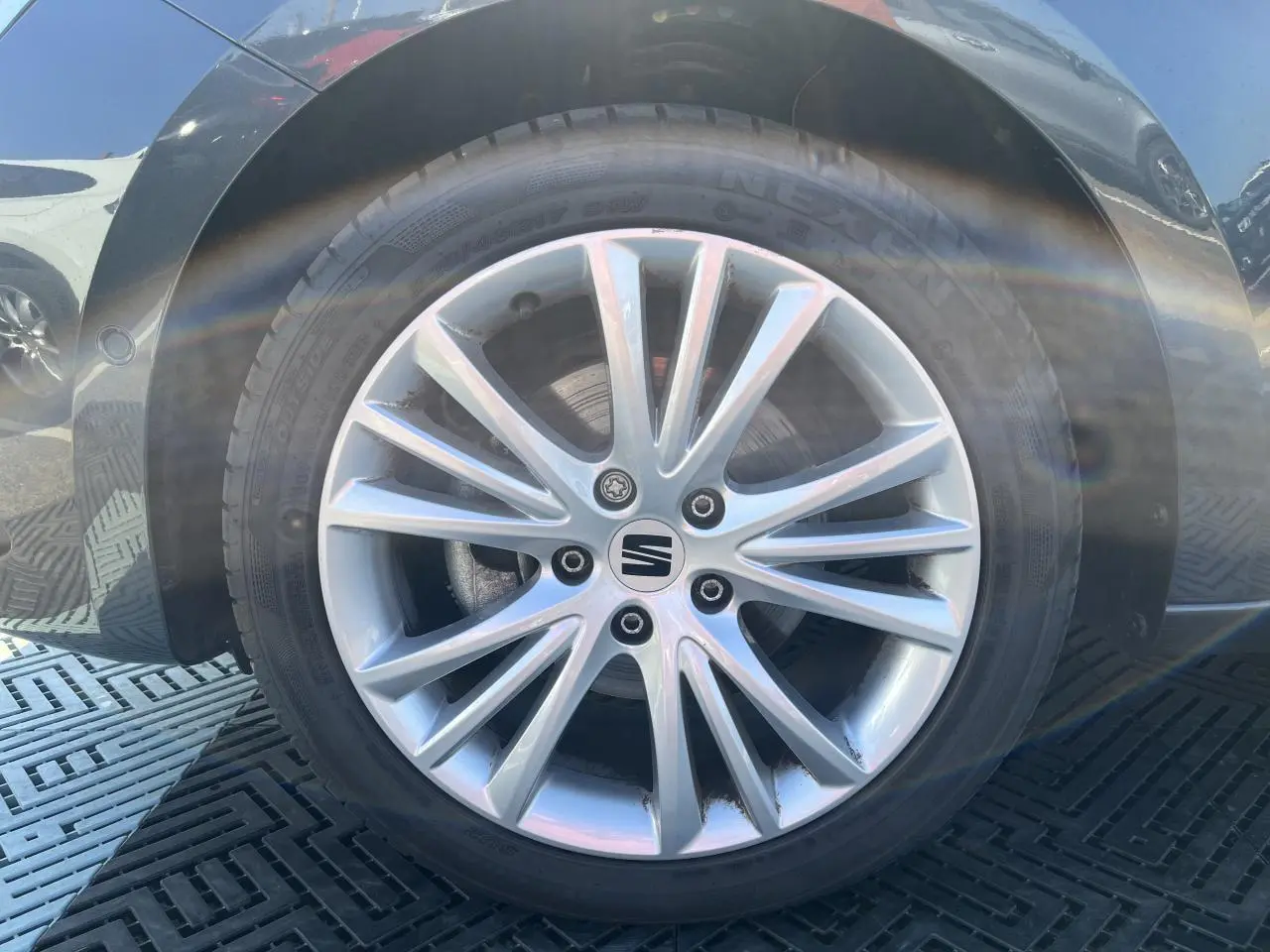 Gros plan sur la jante alliage 17 pouces Santa Monica gris argent du SEAT LEON IV gris Magnetic Metal.