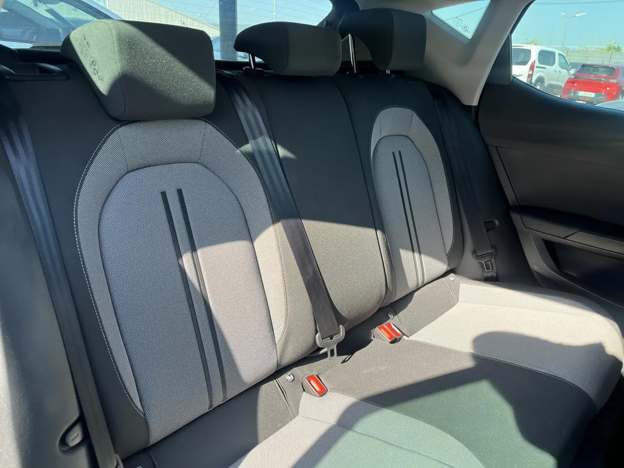 Banquette arrière en tissu gris clair et foncé du SEAT Leon IV 1.5 ETSI 150 Speciale Edition vue côté droit, avec ceintures et appuie-têtes.
