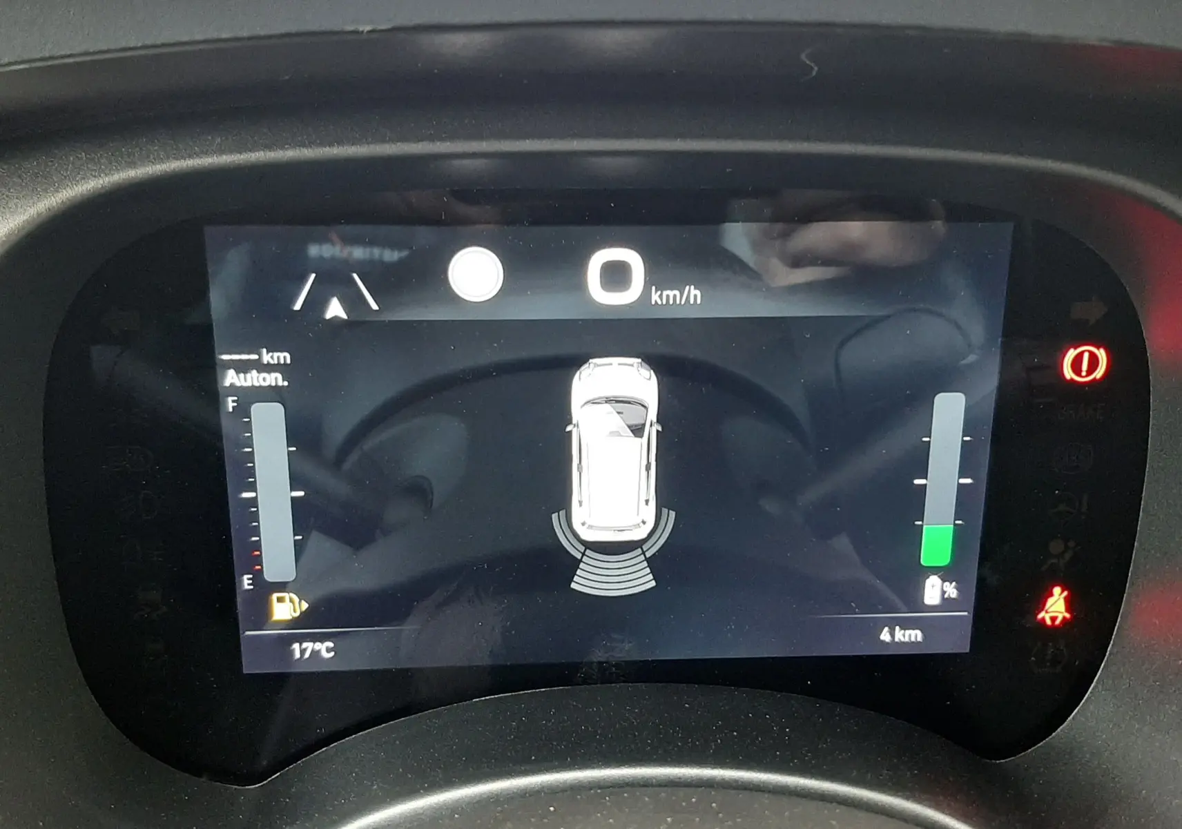 Affichage numérique du tableau de bord de la Fiat Panda 1.0 blanc gelato, montrant la vitesse à 0 km/h et l'autonomie restante.