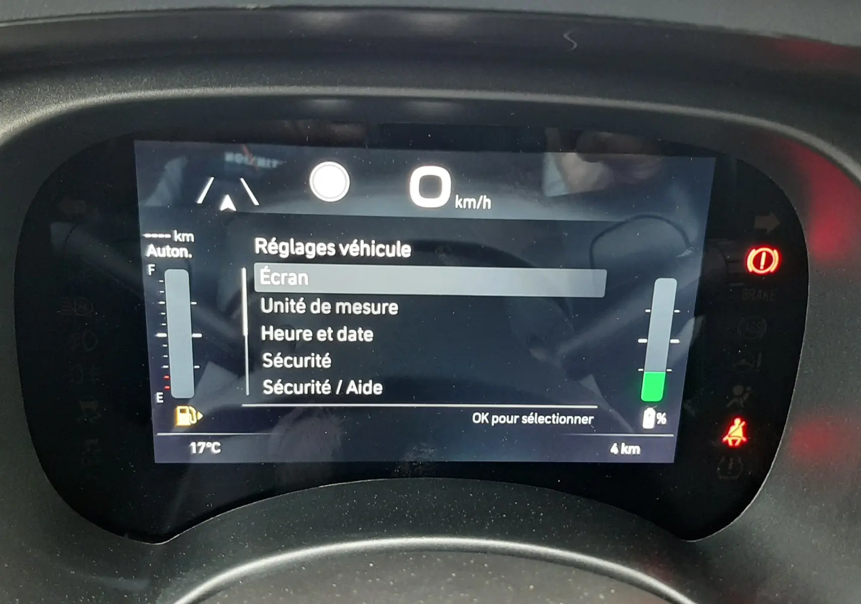 Affichage numérique du tableau de bord de la Fiat Panda 1.0 blanc Gelato, montrant les réglages véhicule et jauges.