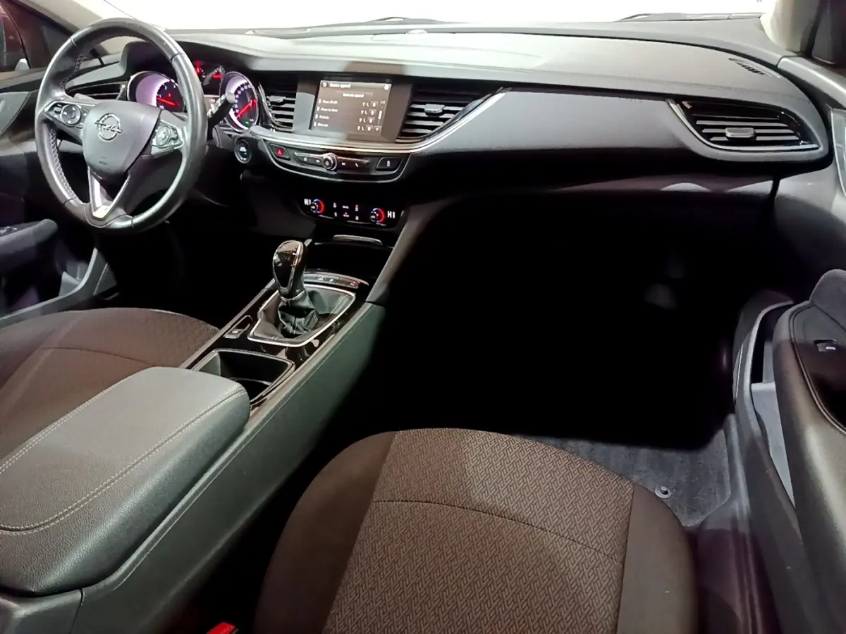 Intérieur Opel Insignia 2019 vu côté passager, tableau de bord moderne avec écran tactile et levier de vitesse manuel.