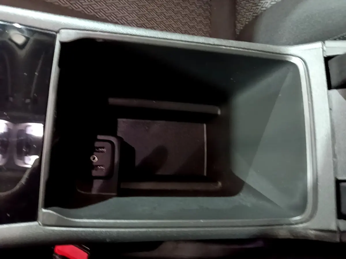 Vue rapprochée de la console centrale noire de l’Opel Insignia avec prise USB visible dans le compartiment de rangement.