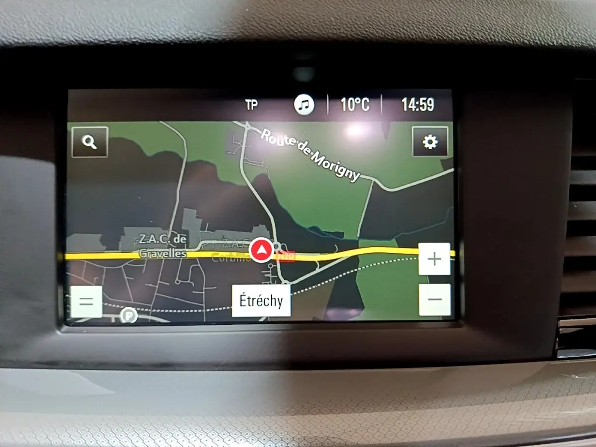 Écran tactile de navigation 8 pouces de l'Opel Insignia 2019, affichant une carte en mode jour.