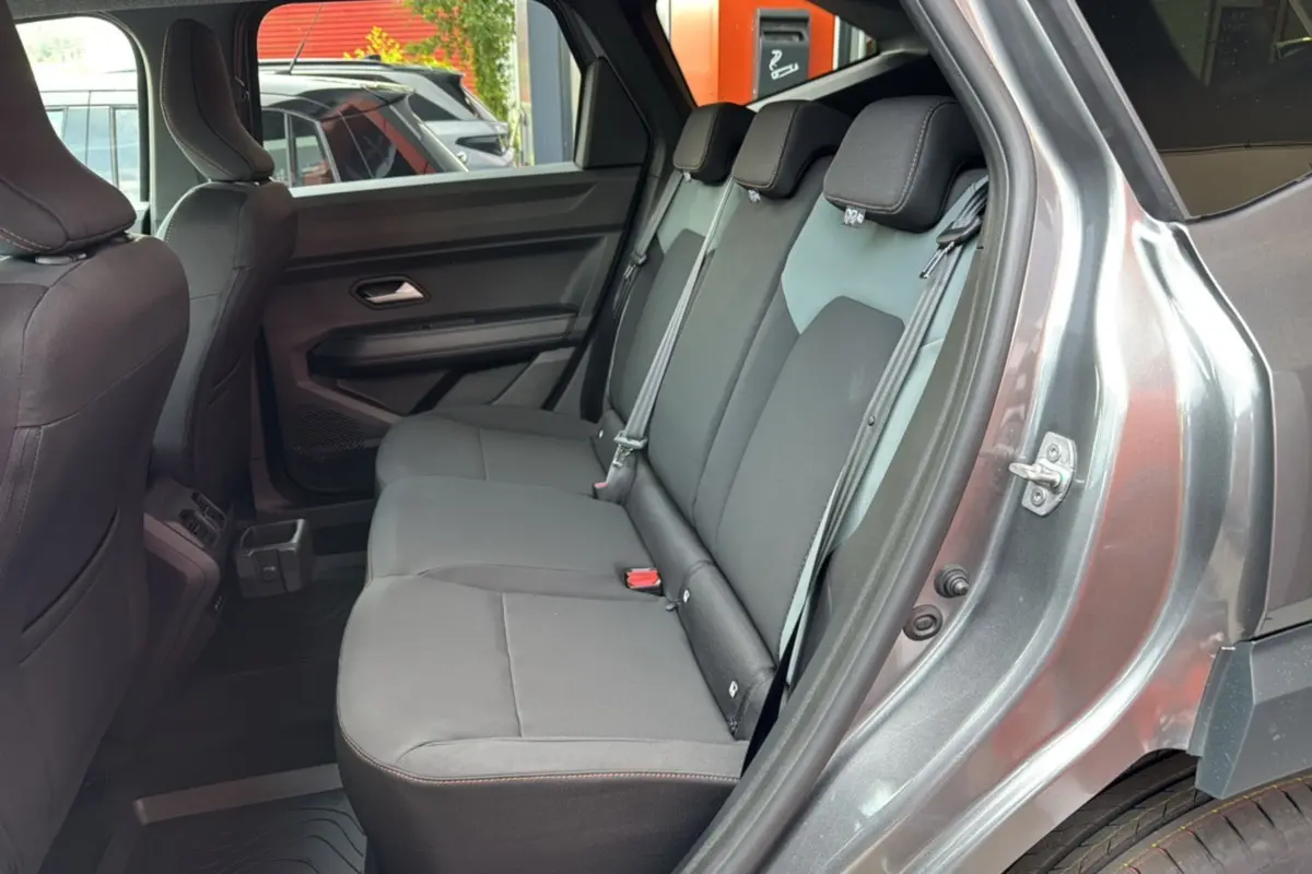 Vue côté droit sur la banquette arrière noire du Dacia Bigster gris schiste avec ceinture et appuie-têtes visibles.