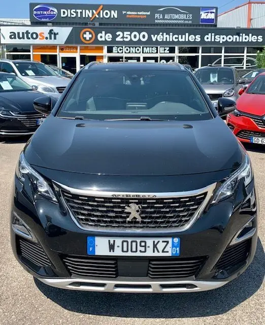 Vue avant d'un Peugeot 3008 noir de 2018 avec calandre chromée et plaques d'immatriculation françaises visibles.