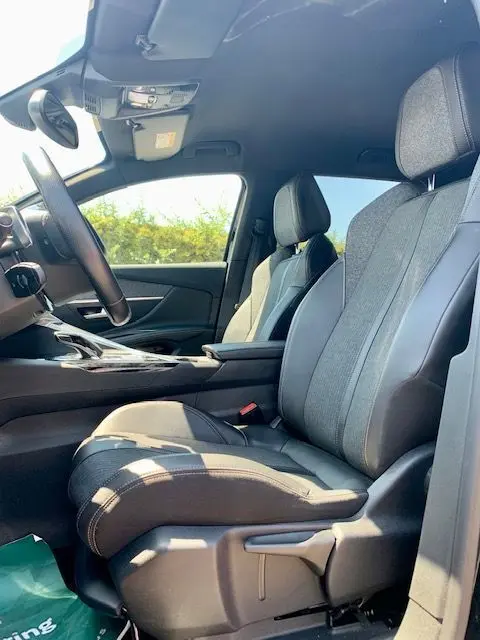 Intérieur du Peugeot 3008 GT Line 2018, vue côté conducteur, sièges en tissu et cuir noir avec console centrale moderne.