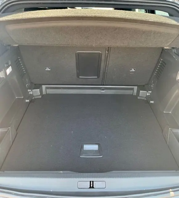 Coffre ouvert d'un Peugeot 3008 noir 2018, vue de l'arrière montrant un espace de chargement propre et bien agencé.