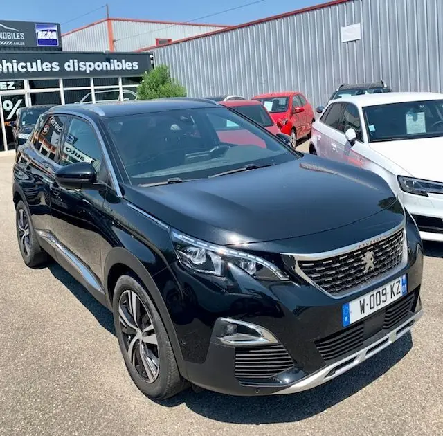 Peugeot 3008 noir vue 3/4 avant droit, finition GT Line avec calandre chromée et jantes alliage.