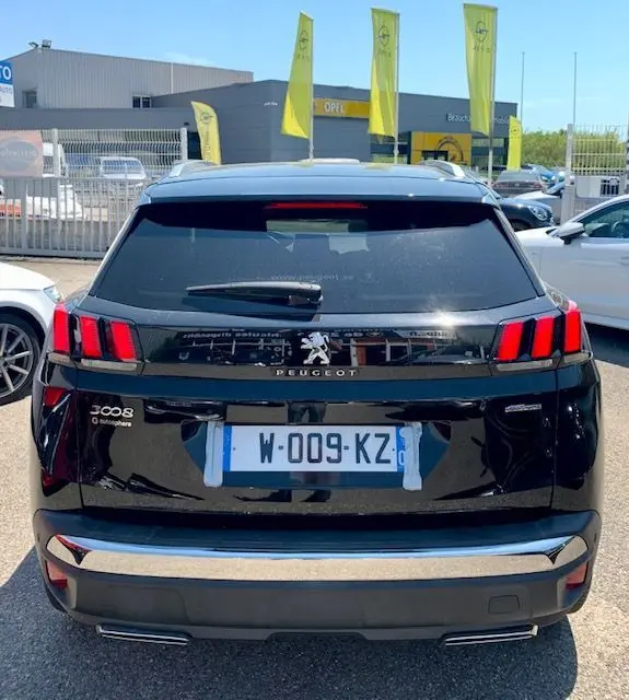 Vue arrière d'un Peugeot 3008 noir 2018 GT Line avec feux arrière à trois griffes rouges distinctives.