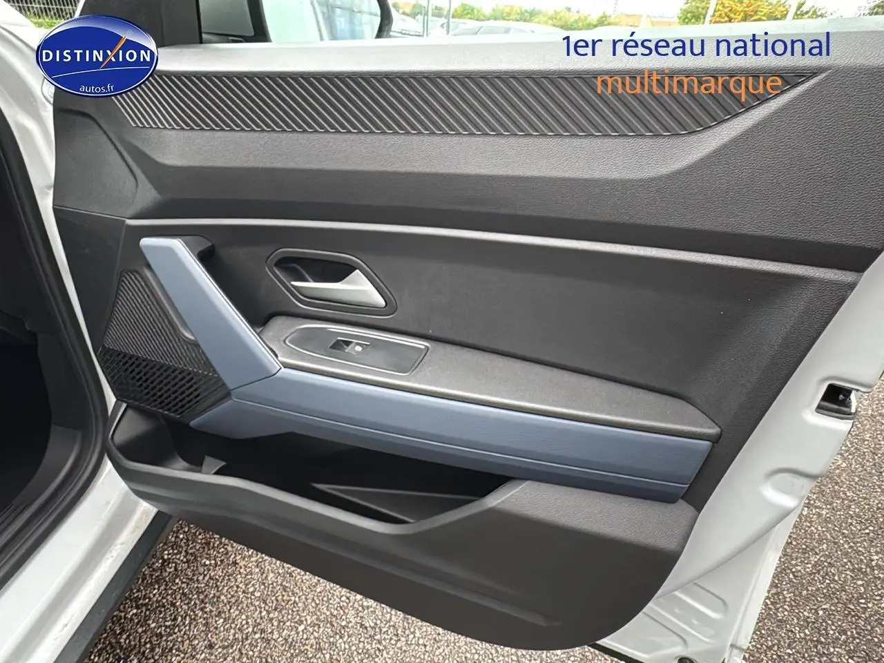 Vue intérieure de la porte avant gauche du Dacia Duster blanc arctic avec insert gris et commande de vitre électrique.