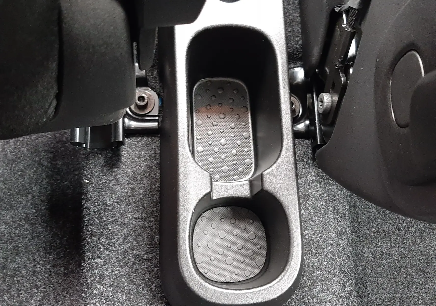 Gros plan sur le rangement central arrière noir de la Fiat Panda 2025, intérieur tissu noir, entre les sièges arrière.