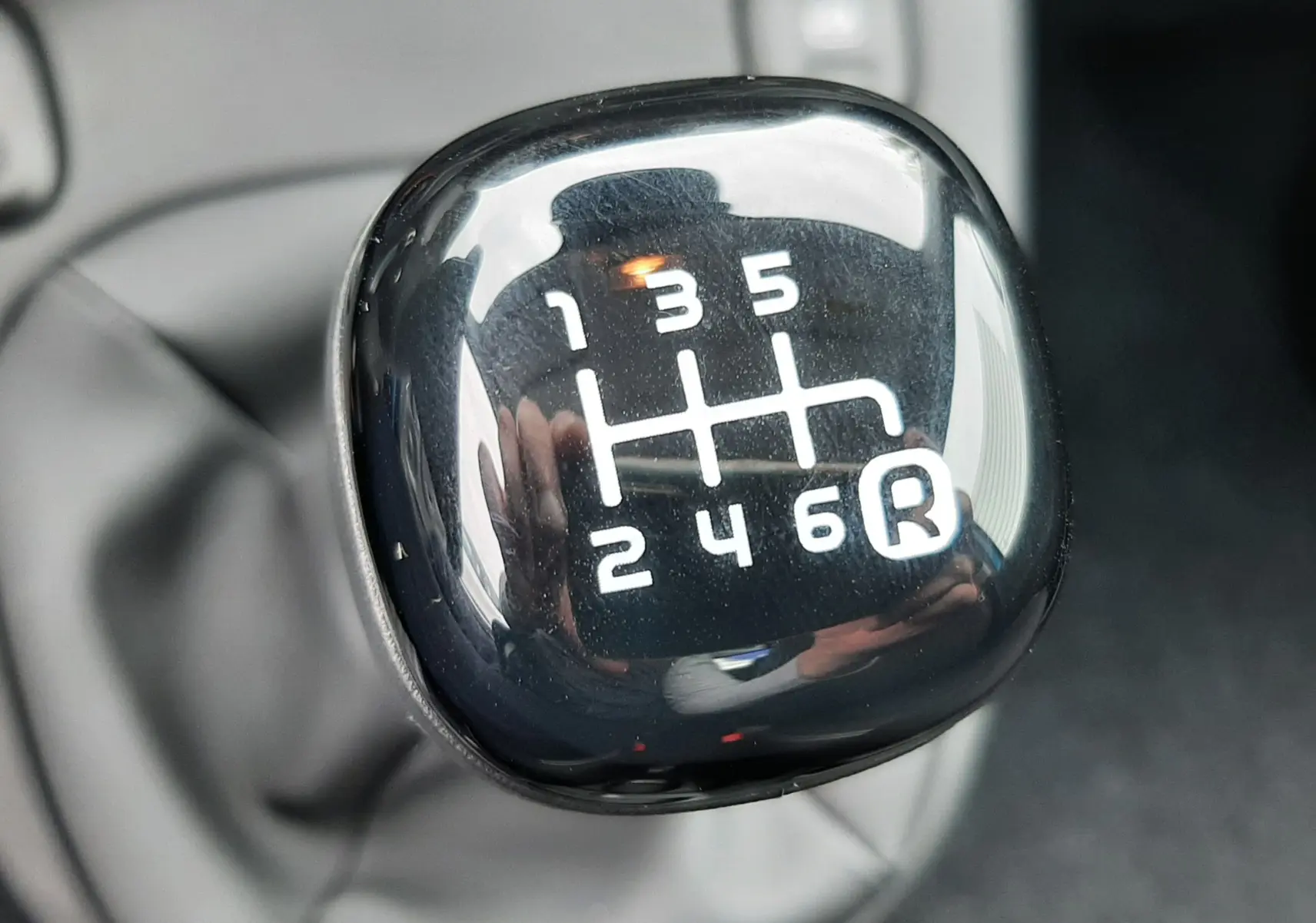 Le levier de vitesses manuel noir de la Fiat Panda 1.0 70CH BSG S&S, avec marquage des six rapports et marche arrière.