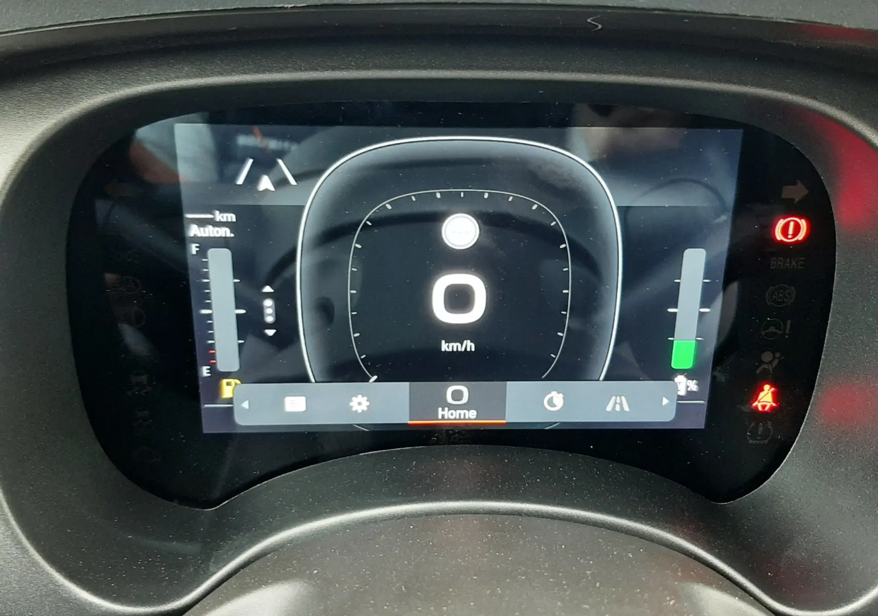 Vue rapprochée du tableau de bord numérique de la Fiat Panda 1.0 70CH en Bleu Italia, affichant 0 km/h et indicateurs allumés.