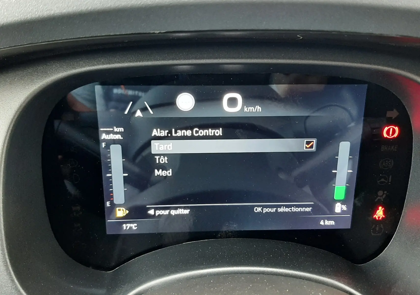 Affichage numérique du tableau de bord de la Fiat Panda 2025, montrant le menu de contrôle d'alerte de franchissement de ligne.