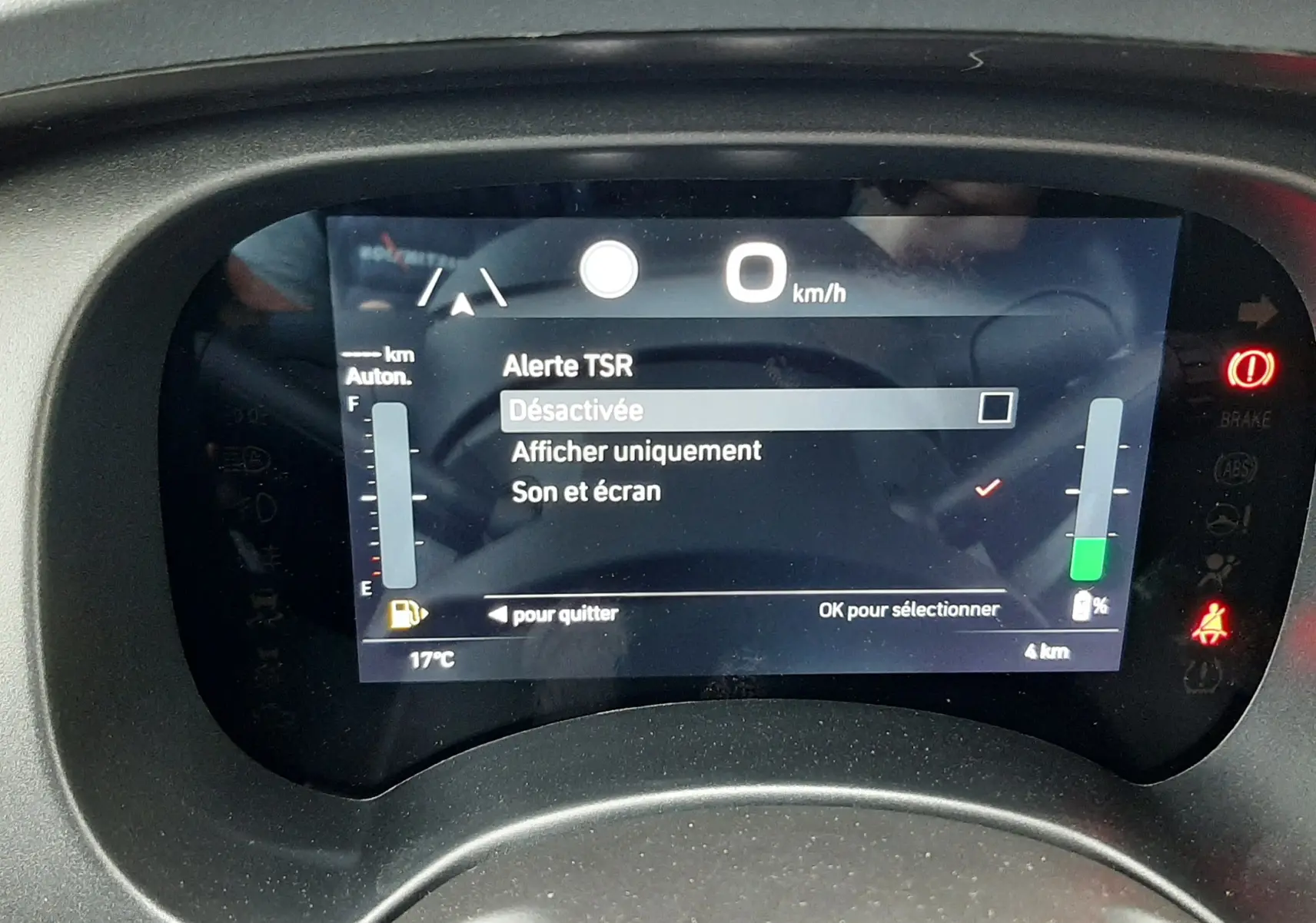 Tableau de bord numérique de la Fiat Panda 2025 affichant l'alerte TSR désactivée et la jauge de carburant.