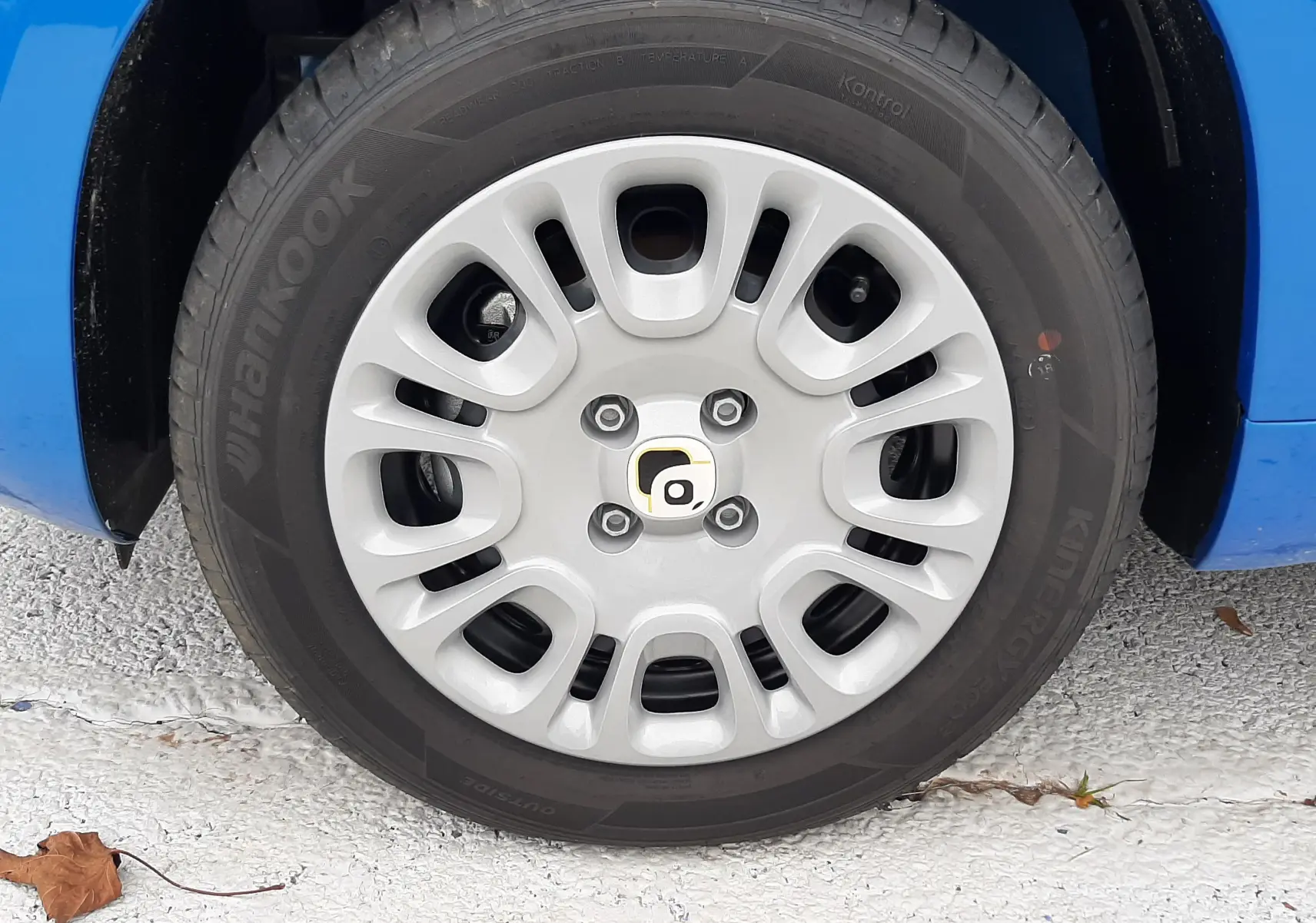 Gros plan sur la roue avant gauche d'une Fiat Panda 2025 bleu Italia avec jante argentée et pneu Hankook.