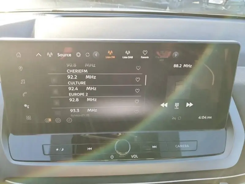 Écran tactile central du Nissan Qashqai Hybrid e-POWER 2025 affichant les stations radio FM avec commandes intégrées.