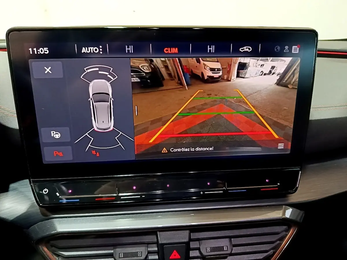 Écran tactile central affichant la caméra de recul et les capteurs de stationnement dans un CUPRA Formentor gris foncé.