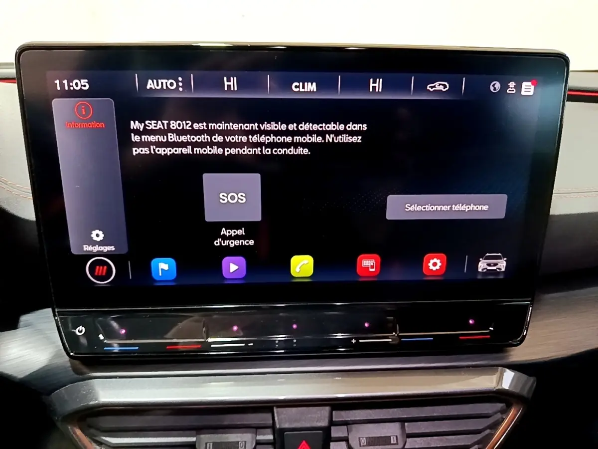 Écran tactile central 12 pouces du tableau de bord de la CUPRA Formentor gris foncé, affichage d'appel d'urgence.