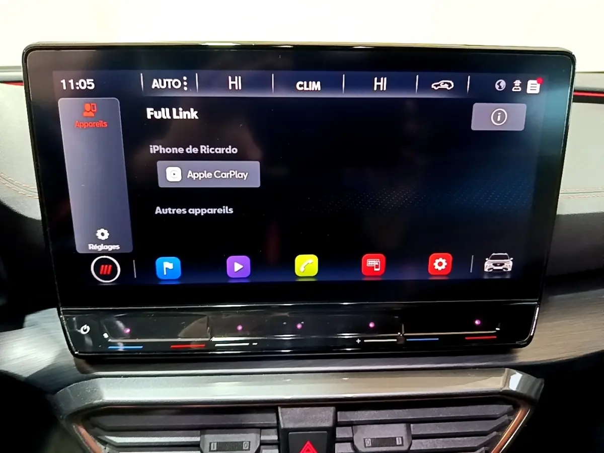 Écran tactile central 12 pouces du tableau de bord du CUPRA Formentor gris foncé, affichant Apple CarPlay.