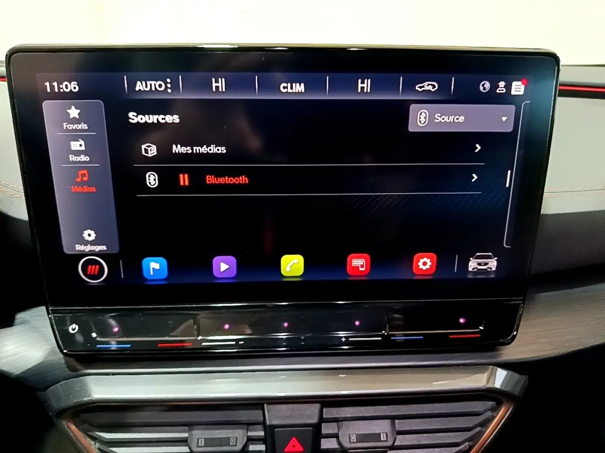 Écran tactile central 12 pouces du tableau de bord du CUPRA Formentor 2024, affichage multimédia Bluetooth actif.