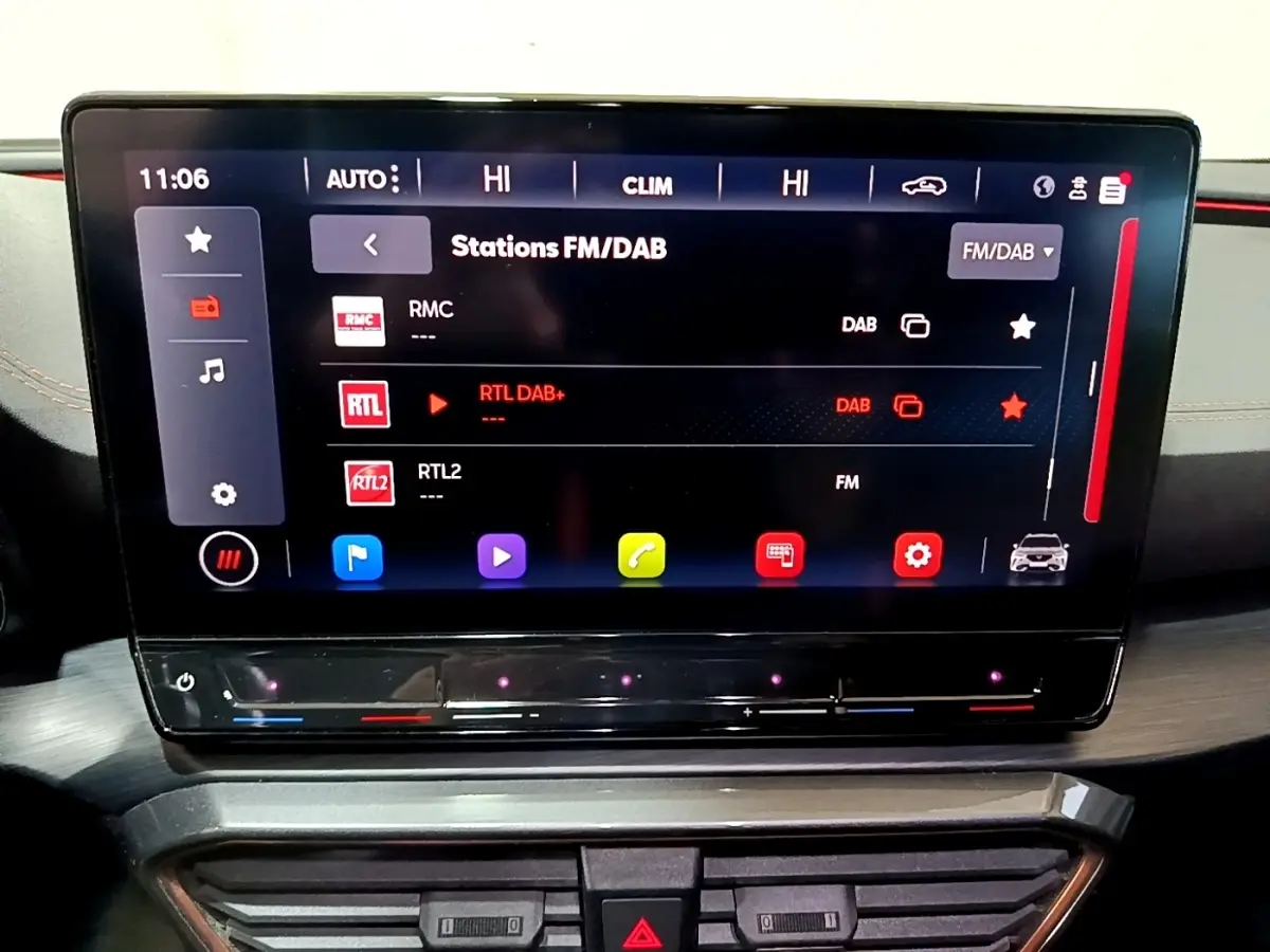 Écran tactile central 12 pouces du tableau de bord de la CUPRA Formentor 2024, affichant les stations FM/DAB.