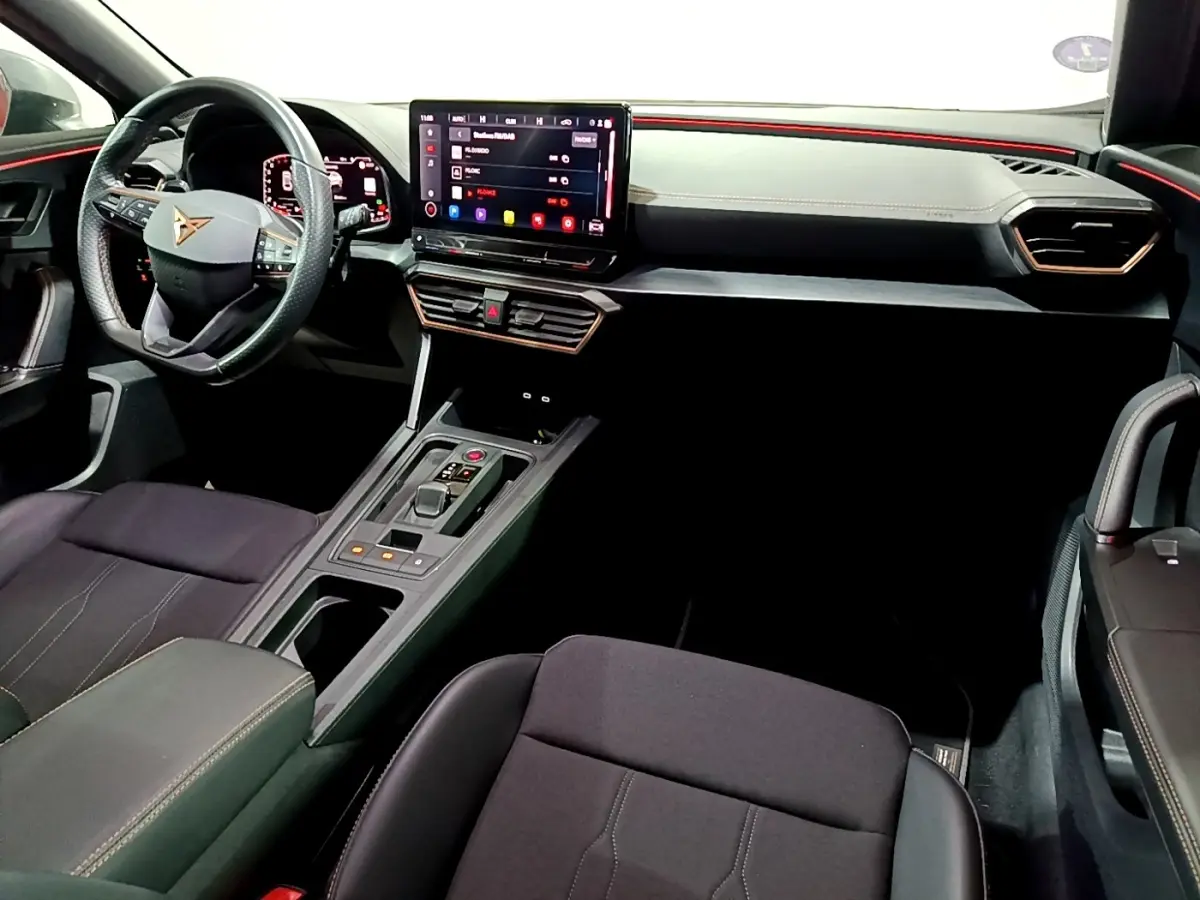 Intérieur avant de la CUPRA Formentor 1.5 TSI 2024, vue côté conducteur, volant cuir alu et écran tactile central.