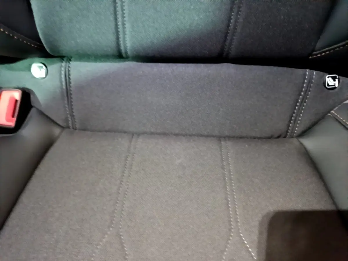 Gros plan sur l'assise arrière en tissu gris foncé du CUPRA Formentor 1.5 TSI 2024 avec fixation Isofix visible.