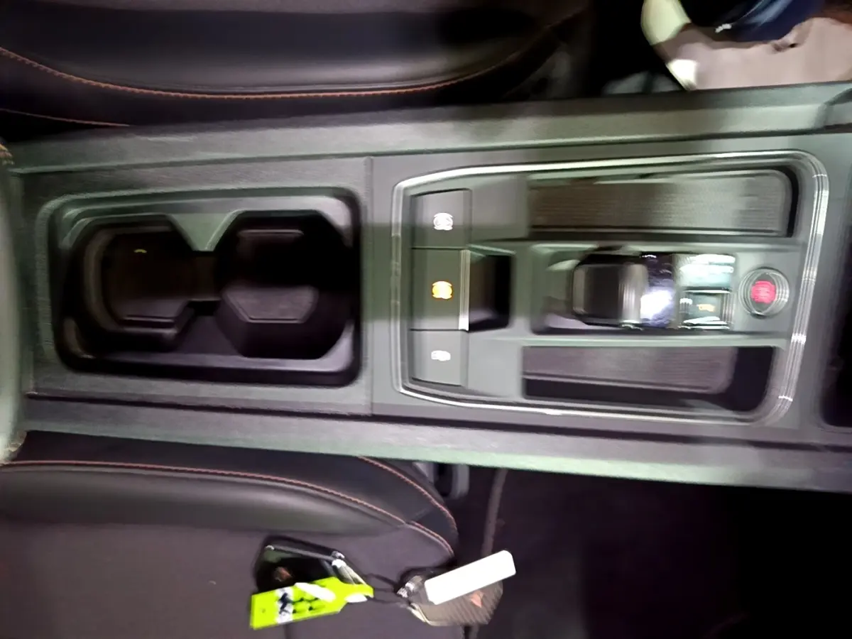 Vue plongeante sur la console centrale noire du CUPRA Formentor 2024 avec levier de vitesses et porte-gobelets.