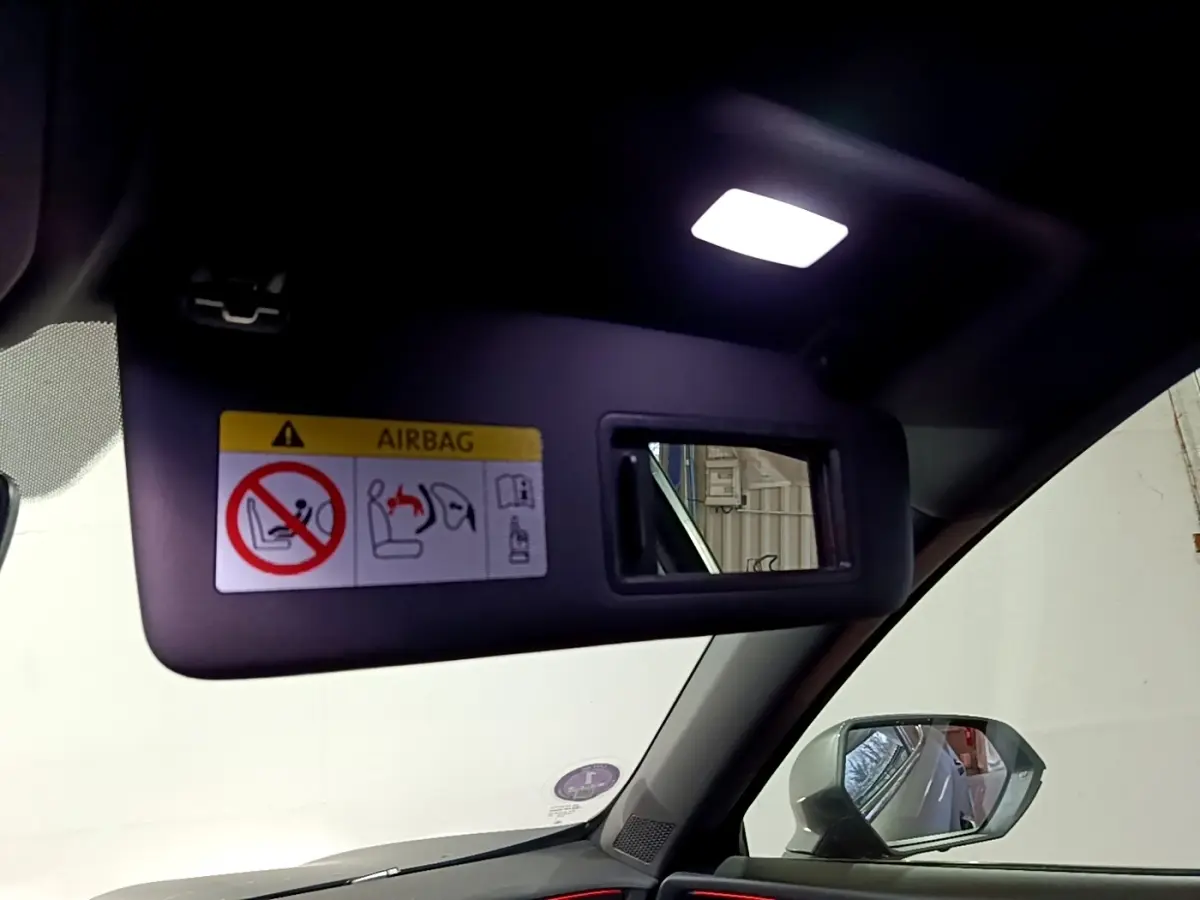 Détail du pare-soleil côté conducteur avec miroir et avertissement airbag dans l'habitacle d'une CUPRA Formentor gris foncé.