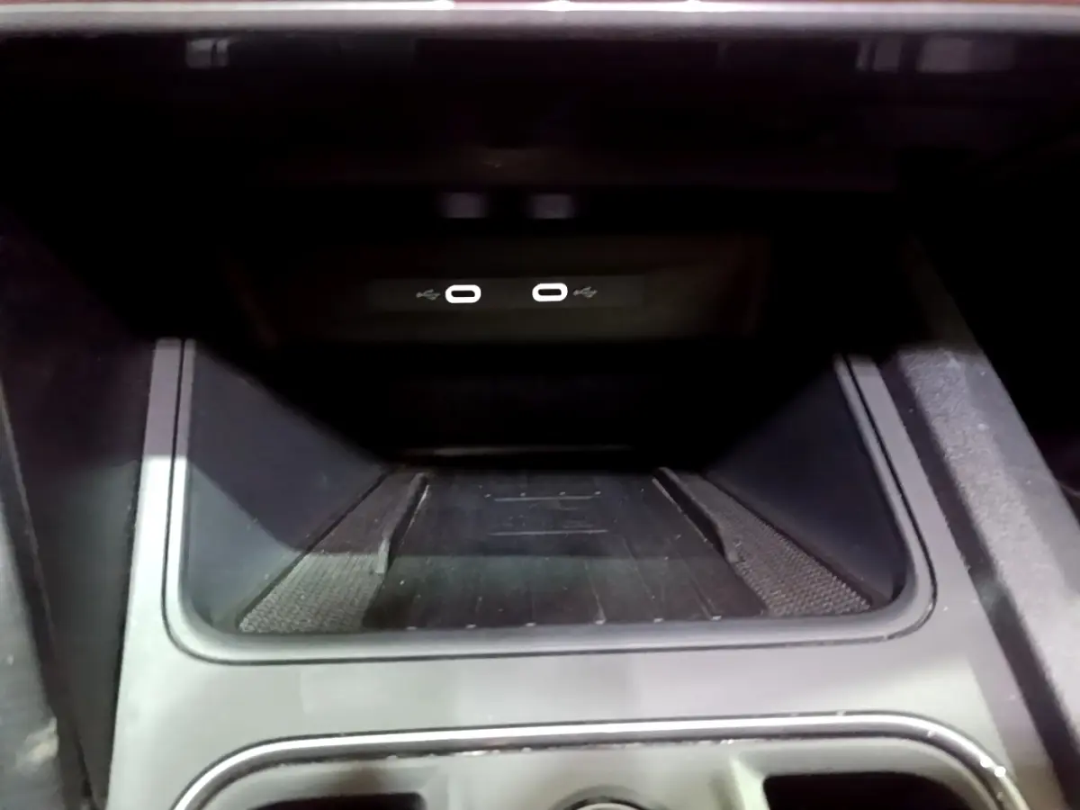 Vue rapprochée de la console centrale du CUPRA Formentor gris foncé, montrant les ports USB et un espace de rangement.