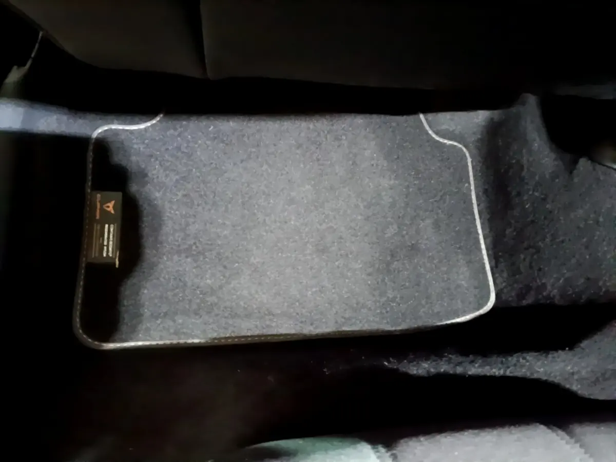 Tapis de sol gris foncé avec étiquette CUPRA, vue du plancher côté passager arrière du Formentor 2024.