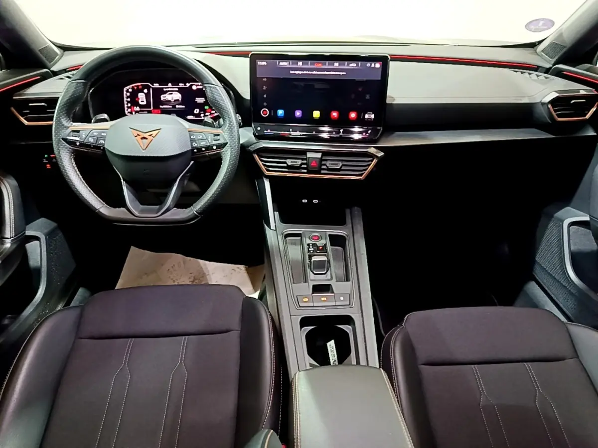 Intérieur du CUPRA Formentor 2024 vu de face, volant cuir alu multifonctions et grand écran tactile central.