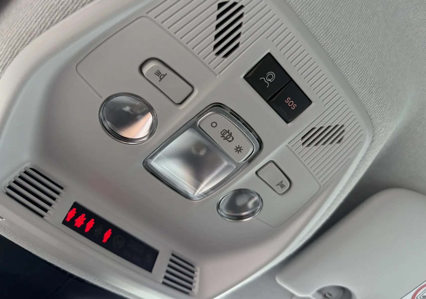 Vue en gros plan du plafonnier intérieur gris clair avec boutons d’éclairage et alerte SOS du Citroën C3 Aircross 2026.