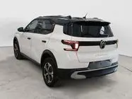 Vue 3/4 arrière droite d'une Citroën C3 Aircross Hybrid 145 blanc banquise avec toit noir et feux LED distinctifs.