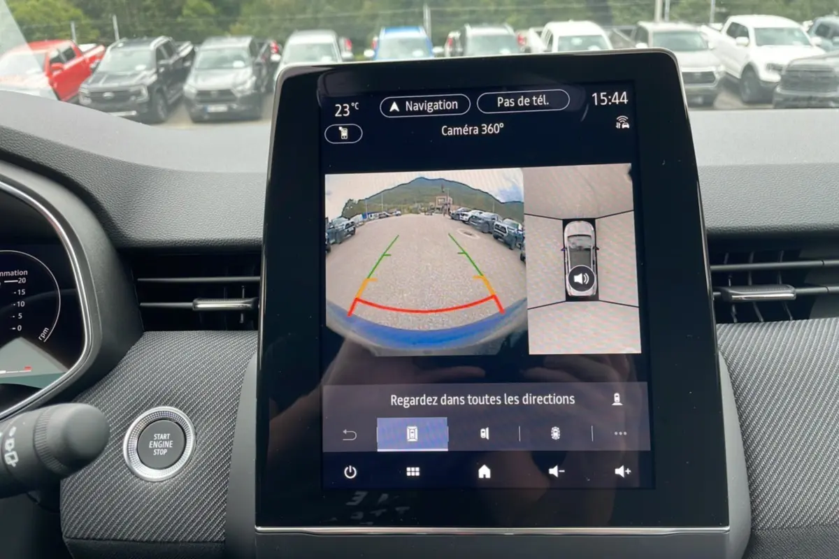 Vue intérieure du tableau de bord de la Renault Clio V E-Tech 145 Esprit Alpine 2025, écran tactile affichant la caméra 360° en marche.